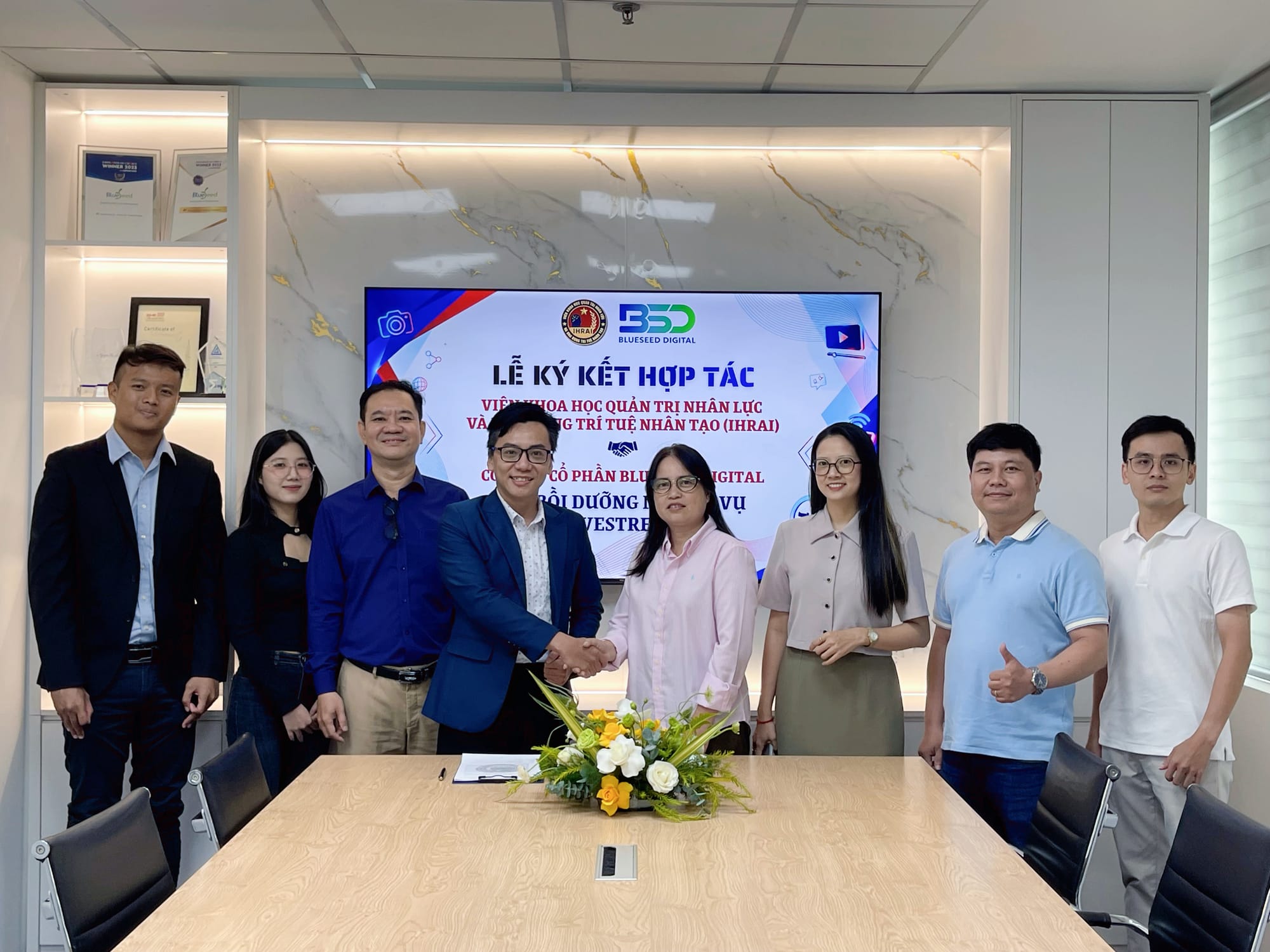 Đội ngũ Blueseed Digital và IHRAI tại lễ ký kết hợp tác chiến lược phát triển đào tạo Livestream và AI Commerce