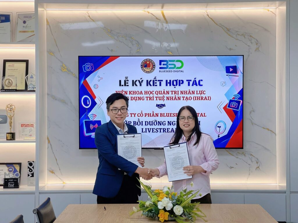 Đại diện Công ty Cổ phần Blueseed Digital và Viện IHRAI ký kết hợp tác chiến lược cho Lớp Bồi dưỡng Nghiệp vụ Livestream, ngày 3/7/2026 tại TP. Hồ Chí Minh